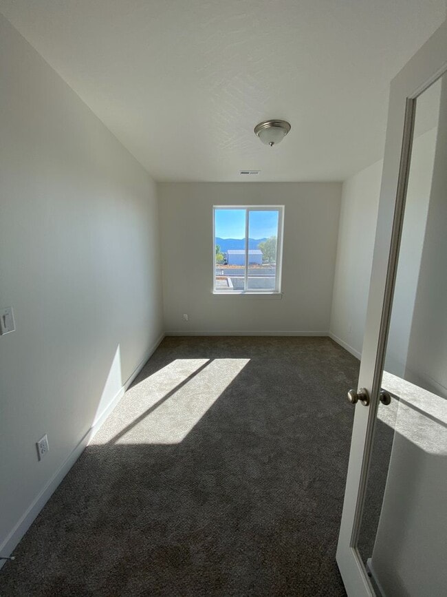 Building Photo - SINGLE FAMILY RANCHER ON ARROW LEAF (APP#146)