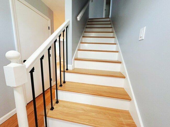 Building Photo - 10 Friar Tuck Ln