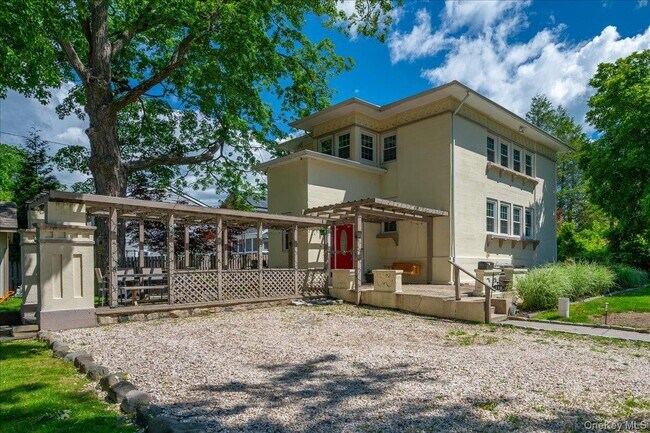 Building Photo - 116 Soundview Ave