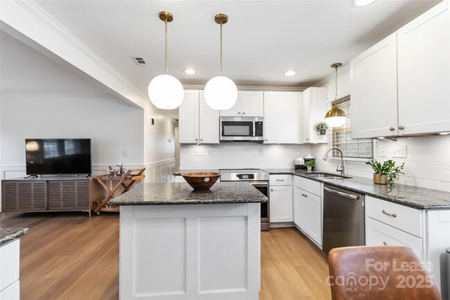 Building Photo - 405 Hillcrest Dr