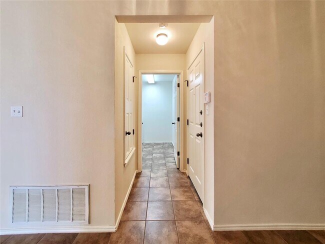 Building Photo - 15109 Fernhill Dr