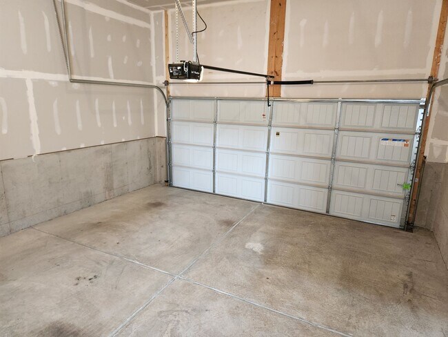 Building Photo - Modern 3 bed Townhouse-Foxcreek Subdivision -Moseley/Chesterfield