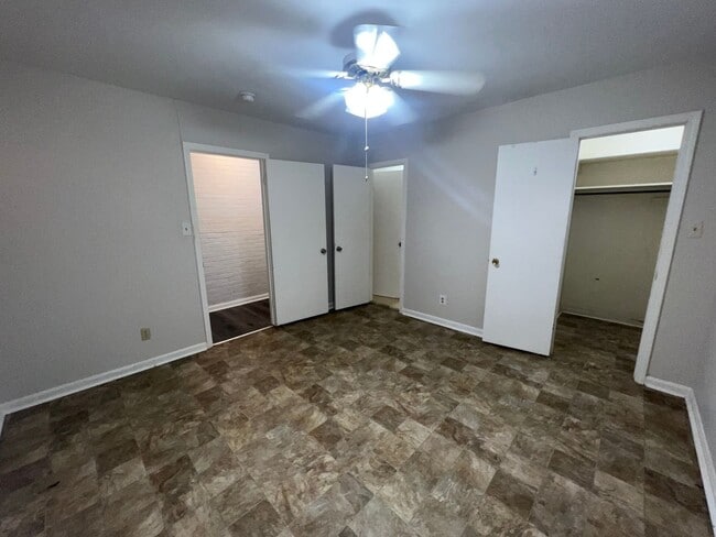 Building Photo - 4 bedroom  2 bathroom single family home
