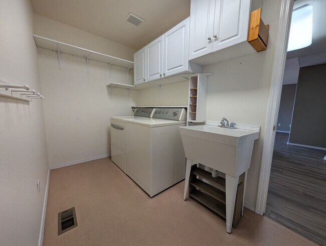 Building Photo - Gorgeous 3 Bedroom 2 Bath Condo - Deck with a View!