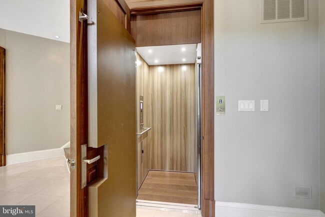 Building Photo - 860 Nicholas Run Dr
