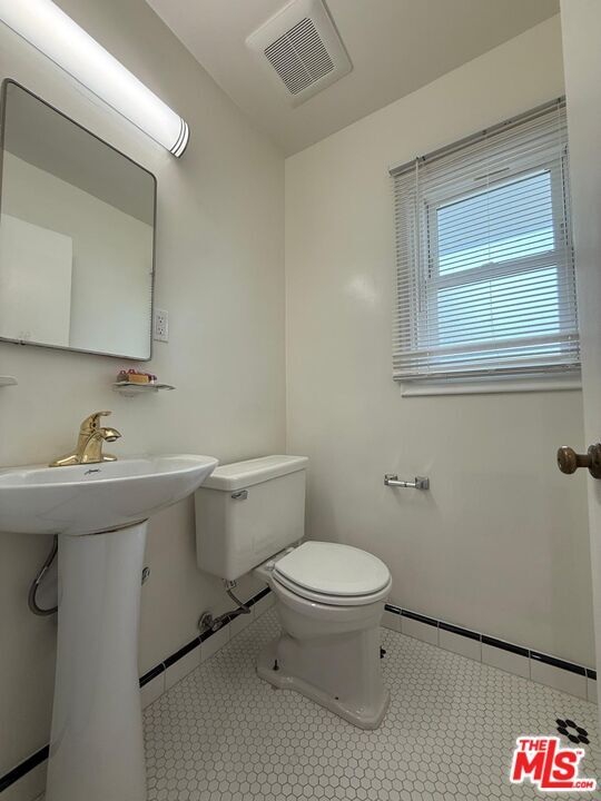 Building Photo - 1025 W Clark Ave