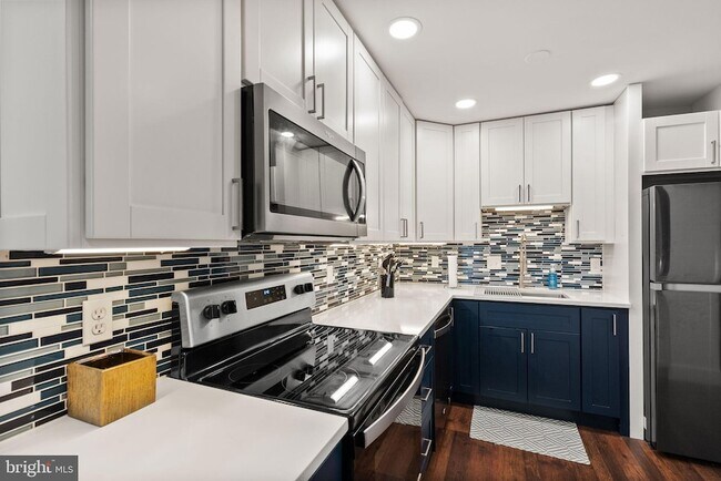 Building Photo - 3245 Rio Dr
