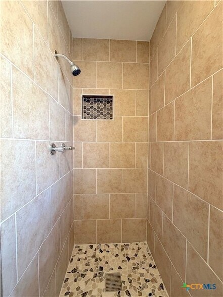 Building Photo - 1616 Lonesome