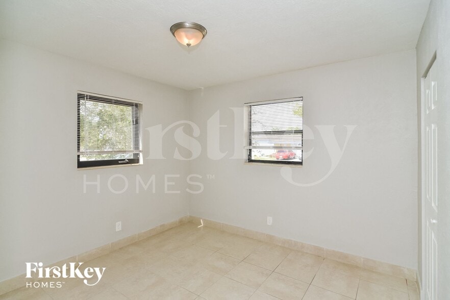 Building Photo - 4260 SW 18th St