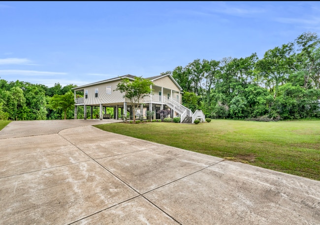 Building Photo - Beautiful 4-bedroom, 2.5-bath riverfront home