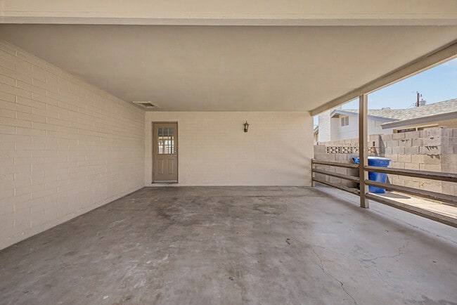 Building Photo - 921 E Campus Dr