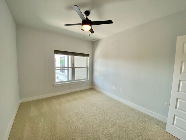 Building Photo - Stylish 3 Bedrooms 2 Bathrooms with Top-Tier Amenities Condo in East Austin!!!