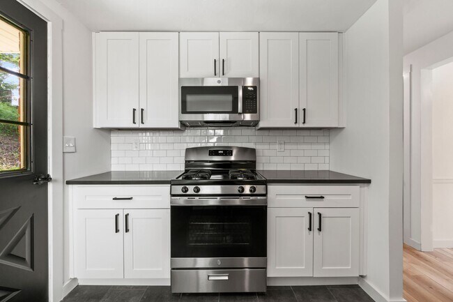 Building Photo - READY NOW!! FULLY RENOVATED 3 Bedroom in PENN HILLS