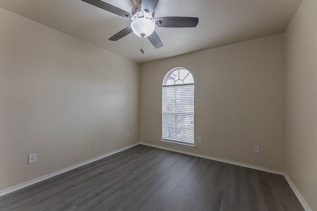 Building Photo - 5001 Bridgewood Dr