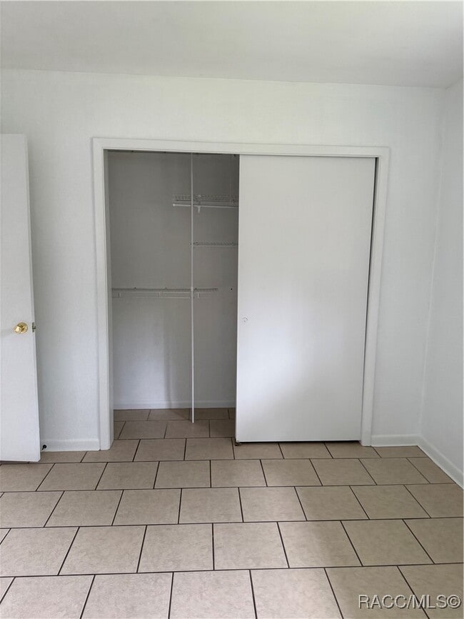 Building Photo - 6106 E Calico Ln