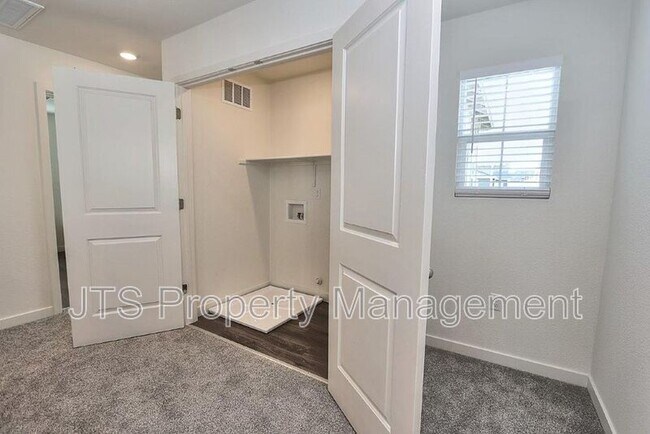 Building Photo - 2097 Shady Tree Cir