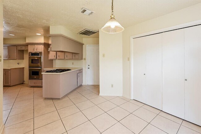 Building Photo - 14907 El Grande Dr