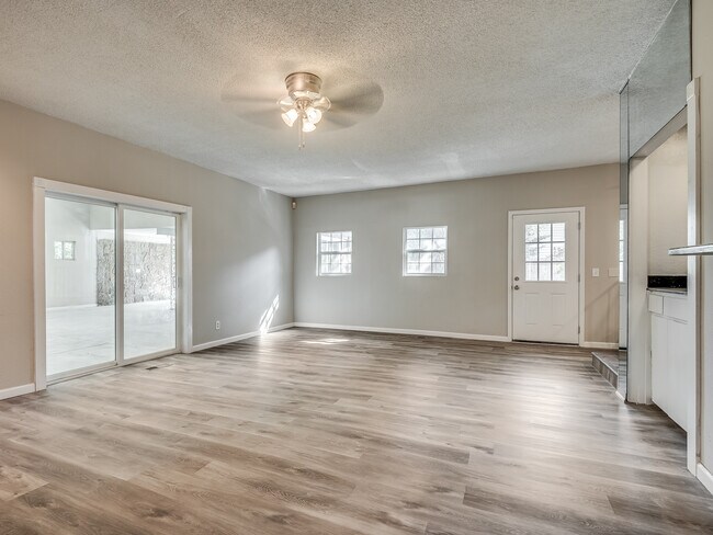 Building Photo - 6409 Miles Ln