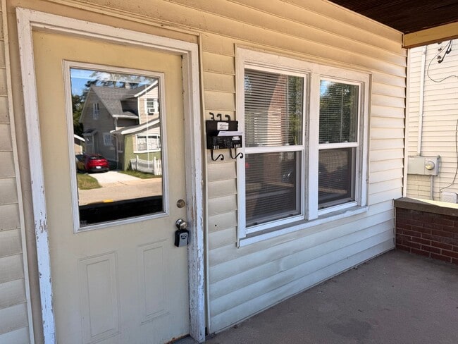 Building Photo - 2 Bedroom Lower Unit with Washer and Dryer!