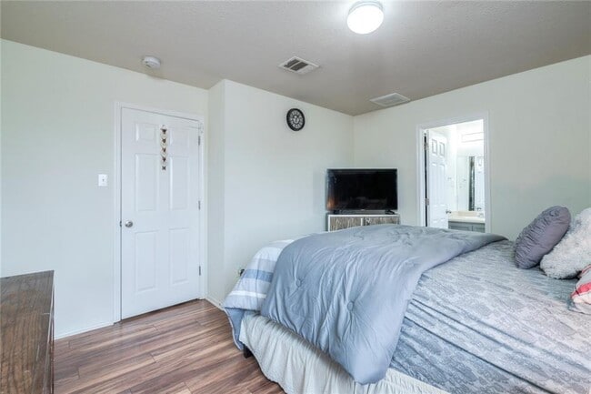 Building Photo - 2735 Fairview Dr
