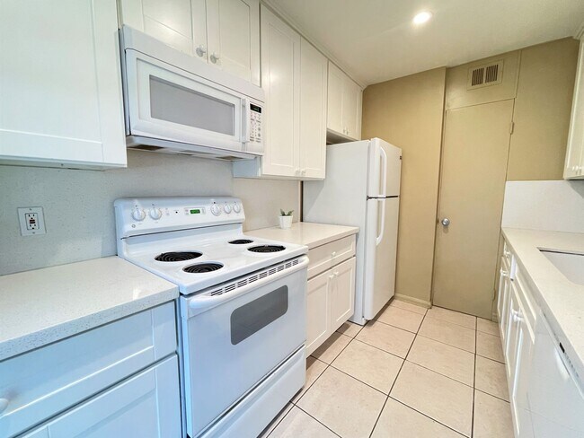 Building Photo - Spacious Condo at Collwood Villas!