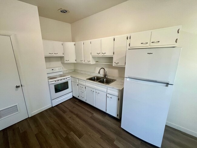 Building Photo - 1/2 off first month's rent on Remodeled unit in Millcreek