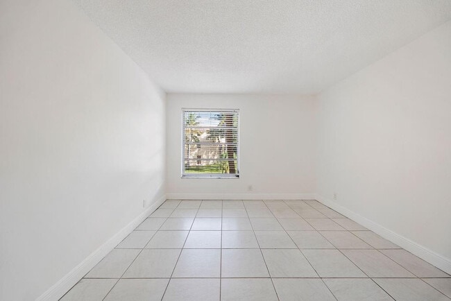 Building Photo - 470 NW 20th St