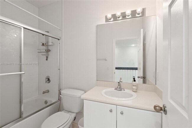 Building Photo - 1010 NW 102 Ct