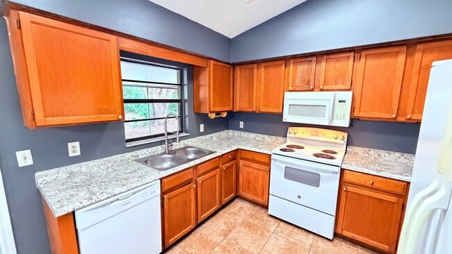 Building Photo - Pet-Friendly 3BR Home with Spacious Yard – No HOA!