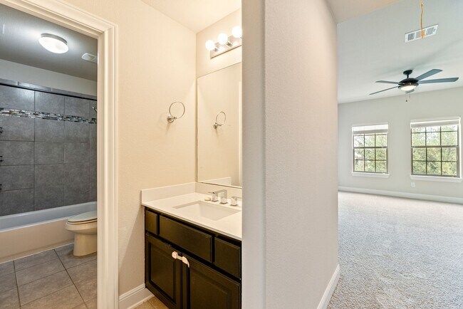 Building Photo - Luxurious 4 bedrooms 3 bathrooms home in L...
