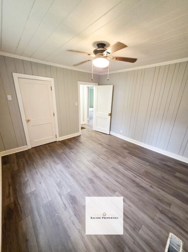 Building Photo - Two Bedroom Home Near Lake Blalock!