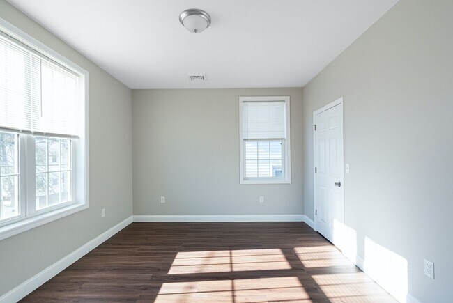 Building Photo - 445 Admiral St