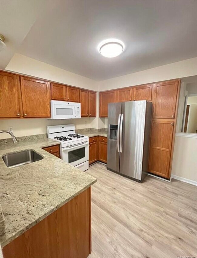 Building Photo - 3112 Village Cir N
