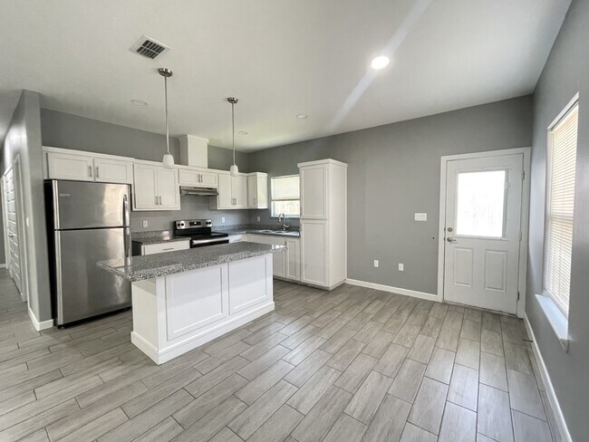 Building Photo - 3416 Sahara Dr