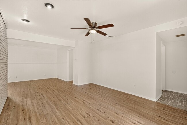 Building Photo - 802 Wisteria Way