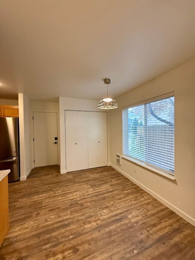 Building Photo - 1290 NW Knoxville Blvd