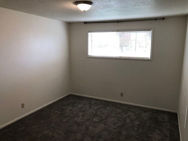 Building Photo - Beautifully updated 2 bed/1bath duplex in ...