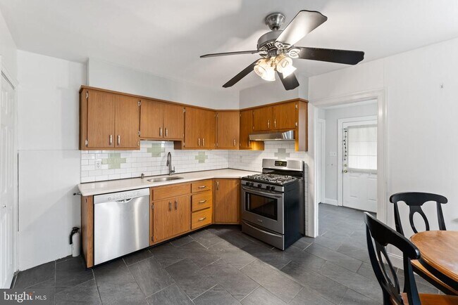 Building Photo - 809 Ardmore Ave