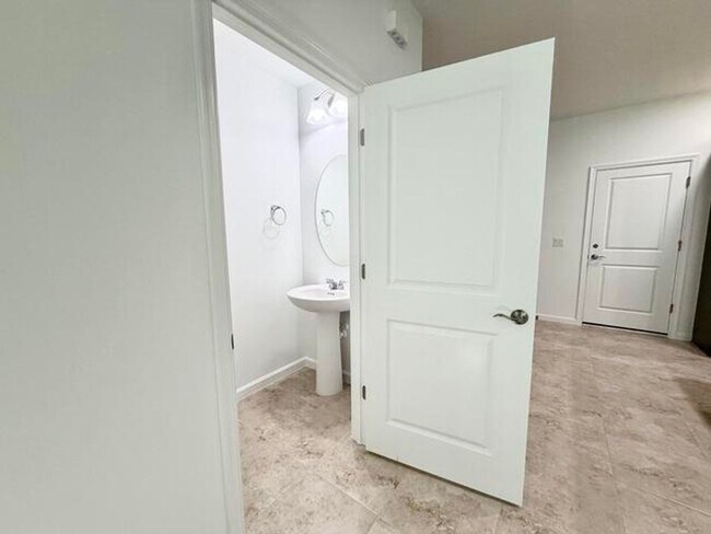 Building Photo - 4093 S Longwood Lk Sq