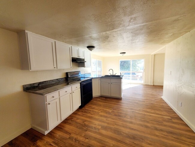 Building Photo - * PENDING* 3 Bedroom 2 Bath Single Family ...