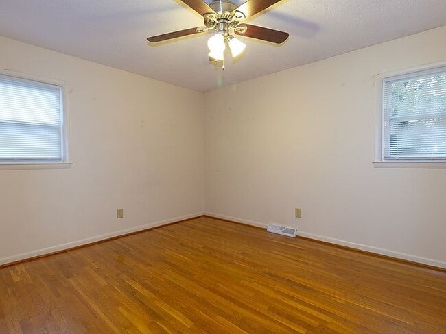 Building Photo - 408 Pineview Dr