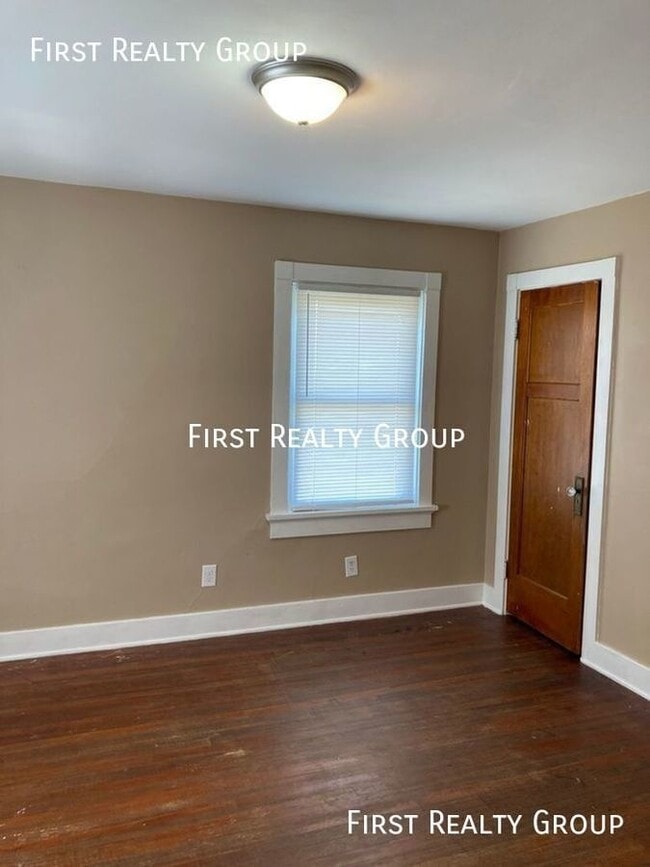 Building Photo - 1102 Beaumont-
