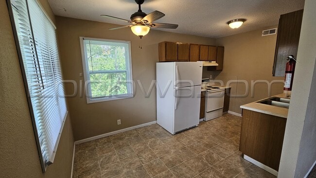 Building Photo - 1209 O Ave Pl NE