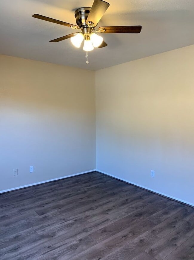 Building Photo - 375 Fairway Oaks Dr
