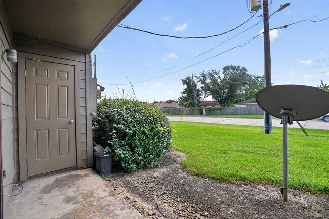 Building Photo - 5550 Folsom Dr