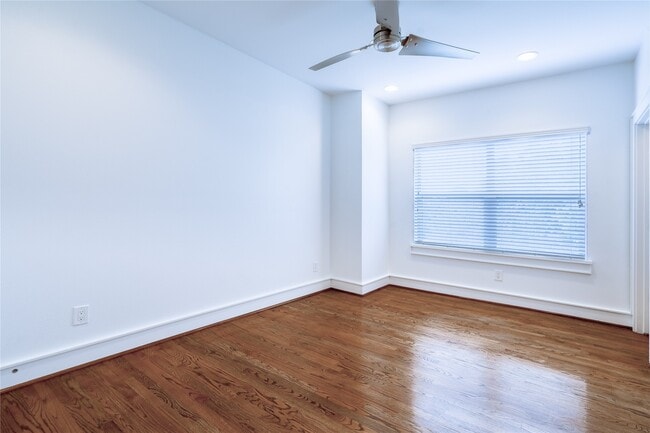 Building Photo - 5321 Lillian St