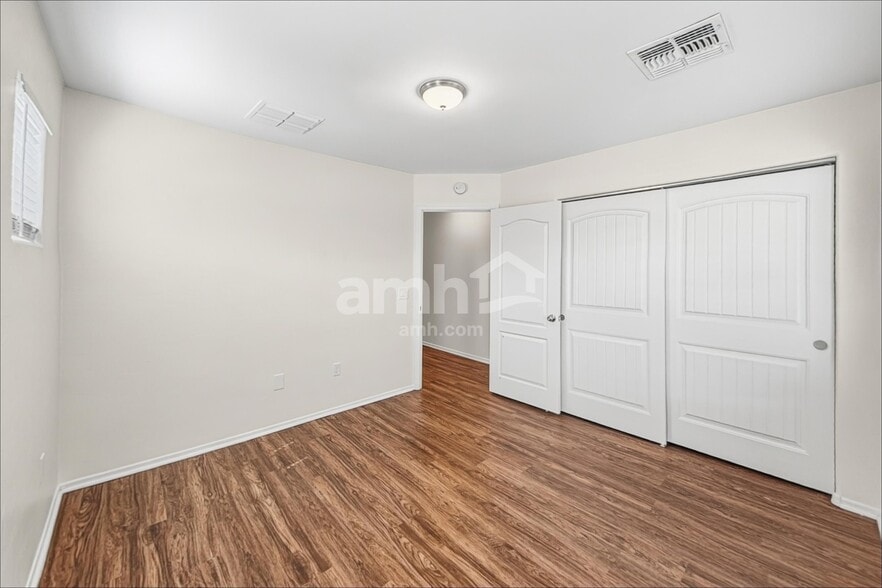 Building Photo - 342 W Calle Paso Suave