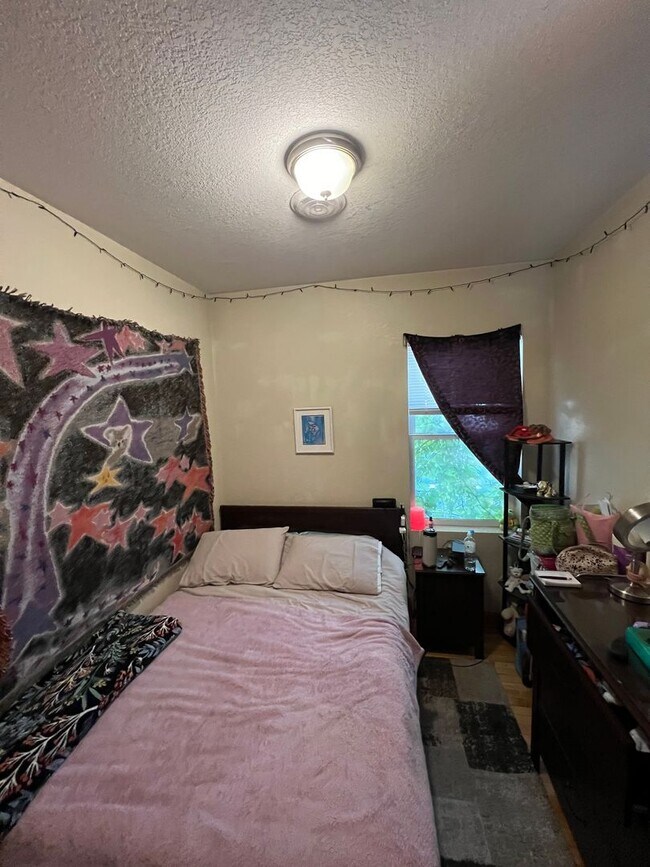 Building Photo - Spacious Three Bedroom Upper with Lofted Bonus Space on Milwaukee’s Upper East Side