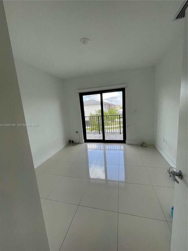 Building Photo - 254 NW 11th Ct