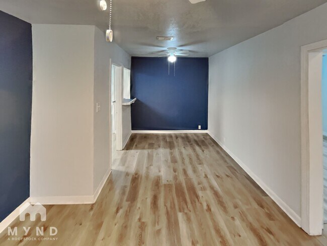 Building Photo - 4402 Mistletoe Dr